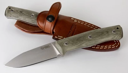 LionSteel B35  Micarta Green outdoor kés

A B35 család kifejezetten bushcraft célokra készült. Ezek a kések a közhiedelemmel ellentétben nem nagy, brutális kések, hiszen a gyakorlott bushcrafterek a keményebb feladatokat baltával és fűrésszel oldják meg. 