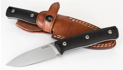 LionSteel B35 G10 Black outdoor kés

A B35 család kifejezetten bushcraft célokra készült. Ezek a kések a közhiedelemmel ellentétben nem nagy, brutális kések, hiszen a gyakorlott bushcrafterek a keményebb feladatokat baltával és fűrésszel oldják meg. A kés
