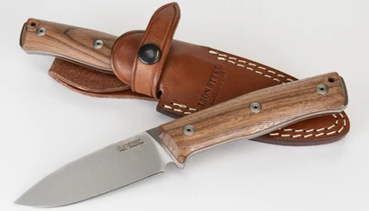 LionSteel B35 Santos outdoor kés

A B35 család kifejezetten bushcraft célokra készült. Ezek a kések a közhiedelemmel ellentétben nem nagy, brutális kések, hiszen a gyakorlott bushcrafterek a keményebb feladatokat baltával és fűrésszel oldják meg. A kés fi