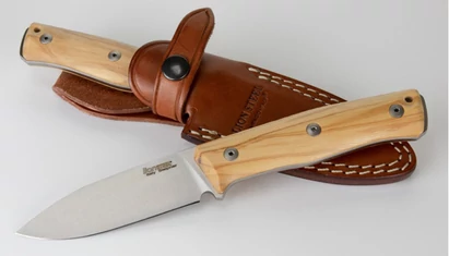 LionSteel B35 Olive outdoor kés

A B35 család kifejezetten bushcraft célokra készült. Ezek a kések a közhiedelemmel ellentétben nem nagy, brutális kések, hiszen a gyakorlott bushcrafterek a keményebb feladatokat baltával és fűrésszel oldják meg. A kés fin