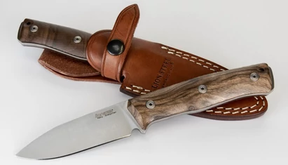 LionSteel B35 Walnut outdoor kés

A B35 család kifejezetten bushcraft célokra készült. Ezek a kések a közhiedelemmel ellentétben nem nagy, brutális kések, hiszen a gyakorlott bushcrafterek a keményebb feladatokat baltával és fűrésszel oldják meg. A kés fi