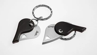 LionSteel LionBeat Ebony EDC zsebkés

A Constantino Zanda által tervezett LionBeat voltaképp inkább egy ékszer, mint szükségkés. Remek kiegészítő lehet a hölgyek ruházatához úgymint, nyaklánc, kulcstartó, medál, esetleg retiküldísz. Emellett a csomagbontá