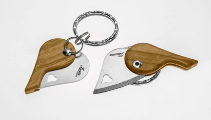 LionSteel LionBeat Olive EDC zsebkés

A Constantino Zanda által tervezett LionBeat voltaképp inkább egy ékszer, mint szükségkés. Remek kiegészítő lehet a hölgyek ruházatához úgymint, nyaklánc, kulcstartó, medál, esetleg retiküldísz. Emellett a csomagbontá