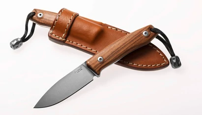 LionSteel M1 Santos Wood outdoor kés

Az M1 család kifejezetten bushcraft célokra készült. Ezek a kések a közhiedelemmel ellentétben nem nagy, brutális eszközök, hiszen a gyakorlott bushcrafterek a keményebb feladatokat baltával és fűrésszel oldják meg. A