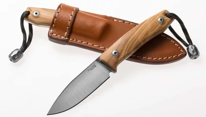 LionSteel M1 Olive outdoor kés

Az M1 család kifejezetten bushcraft célokra készült. Ezek a kések a közhiedelemmel ellentétben nem nagy, brutális eszközök, hiszen a gyakorlott bushcrafterek a keményebb feladatokat baltával és fűrésszel oldják meg. A kés k