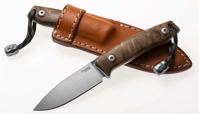 LionSteel M1 Walnut outdoor kés

Az M1 család kifejezetten bushcraft célokra készült. Ezek a kések a közhiedelemmel ellentétben nem nagy, brutális eszközök, hiszen a gyakorlott bushcrafterek a keményebb feladatokat baltával és fűrésszel oldják meg. A kés 