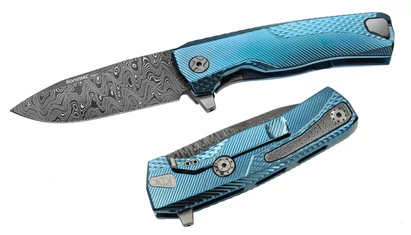 LionSteel ROK Damast Blue EDC zsebkés

A ROK a LionSteel EDC zsebkései között a csúcskategória. Nemcsak a kivitelezés, de a technikai megoldások is a legmagasabb szintet képviselik. Összetéveszthetetlen olasz dizájn. Szemet gyönyörködtető alkotás, igazi é