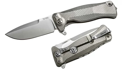 LionSteel SR-11 Titanium Gray EDC zsebkés

Az SR sorozat a LionSteel legnagyobb és legsokszínűbb zsebkésfelhozatala EDC szegmensben. Formavilága az alapokból építkező prémium minőségű egyszerűség. Ez a kulcsa az SR sorozat sikerének. A szemkápráztató megj