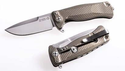 LionSteel SR22 Titanium Bronze EDC zsebkés

Az SR sorozat a LionSteel legnagyobb és legsokszínűbb zsebkésfelhozatala EDC szegmensben. Formavilága az alapokból építkező prémium minőségű egyszerűség. Ez a kulcsa az SR sorozat sikerének. A szemkápráztató meg