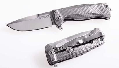 LionSteel SR22 Titanium Grey EDC zsebkés

Az SR sorozat a LionSteel legnagyobb és legsokszínűbb zsebkésfelhozatala EDC szegmensben. Formavilága az alapokból építkező prémium minőségű egyszerűség. Ez a kulcsa az SR sorozat sikerének. A szemkápráztató megje
