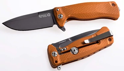 LionSteel SR22 Aluminium Orange Black EDC zsebkés

Az SR sorozat a LionSteel legnagyobb és legsokszínűbb zsebkésfelhozatala EDC szegmensben. Formavilága az alapokból építkező prémium minőségű egyszerűség. Ez a kulcsa az SR sorozat sikerének. A szemkáprázt