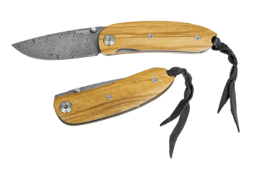 LionSteel Mini Damast Olive EDC zsebkés

Nincs mit ragozni, a Mini Damast az egyik legszebb outdoor EDC zsebkése a gyártónak. Prémium, mégis visszafogott. Feltűnő, mégis szolid. Kis méretű, mégis kimagaslóan használható. Zsebékszernek sem utolsó, de a min