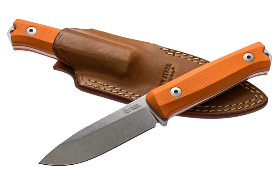 LionSteel B40 G10 Orange outdoor kés

A B40 család kifejezetten bushcraft célokra készült. Ezek a kések a közhiedelemmel ellentétben nem nagy, brutális eszközök, hiszen a gyakorlott bushcrafterek a keményebb feladatokat baltával és fűrésszel oldják meg. A