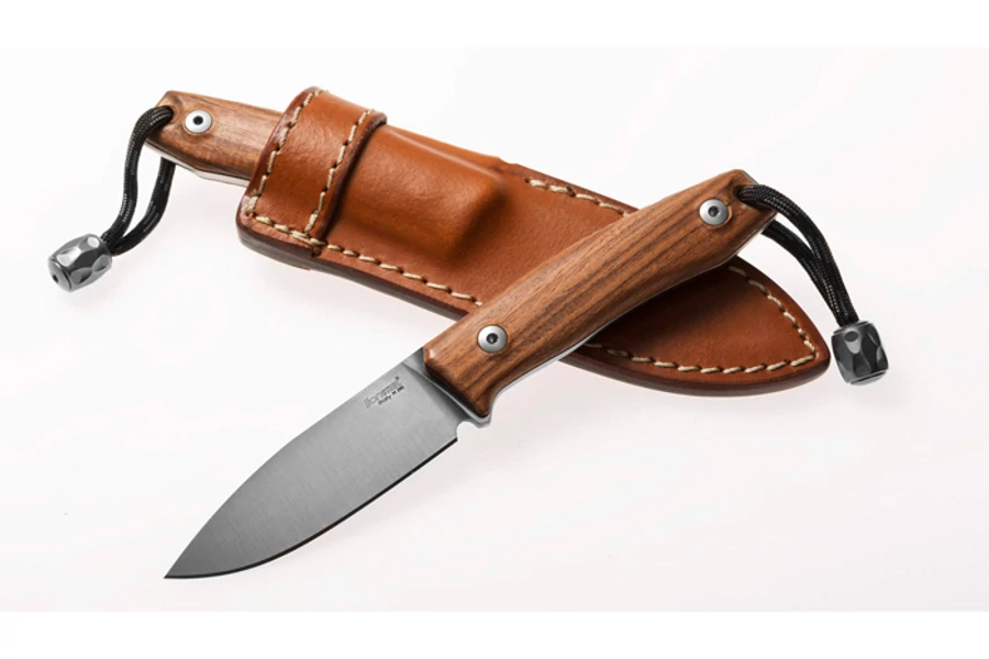 LionSteel M1 Santos Wood outdoor kés

Az M1 család kifejezetten bushcraft célokra készült. Ezek a kések a közhiedelemmel ellentétben nem nagy, brutális eszközök, hiszen a gyakorlott bushcrafterek a keményebb feladatokat baltával és fűrésszel oldják meg. A