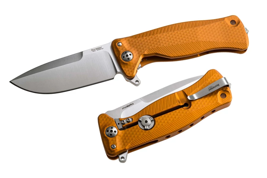 LionSteel SR-11 Aluminium Orange Satin EDC zsebkés

Az SR sorozat a LionSteel legnagyobb és legsokszínűbb zsebkésfelhozatala EDC szegmensben. Formavilága az alapokból építkező prémium minőségű egyszerűség. Ez a kulcsa az SR sorozat sikerének. A szemkápráz