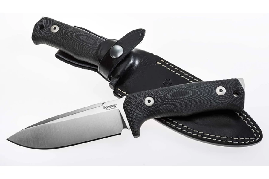 LionSteel T5 Micarta Black Satin taktikai kés

A T5 képviseli a gyártó kínálatában a taktikai felhasználást. Ennek megfelelően kapott egy robusztus pengét markáns hamiséllel a könnyebb beszúróképesség miatt. Megerősített hegye elviseli a legkeményebb igén