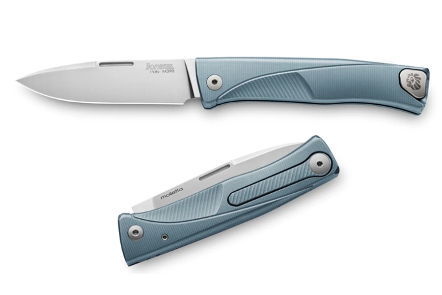 LionSteel Thrill Titanium Blue EDC zsebkés

Az olasz dizájn olyan elit fogalom, ami a világon mindenhol egyértelműen felismerhető. Autó, lakás, divat. Kecses ívek, merész formák és formabontó megoldások. A zsebkések világában ezt a fogalmat a LionSteel Th
