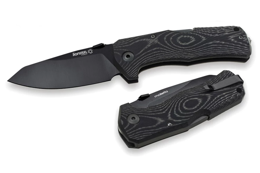 LionSteel TM1 Micarta All Black EDC zsebkés

A TM1 a LionSteel fenegyereke. Brutális megjelenésű taktikai EDC zsebkés. Meg sem próbál simulékony átlag bicska lenni, helyette egy megbízható mindennapi mindenes eszköz lesz a zsebünkben. A kis tömeg hihetetl