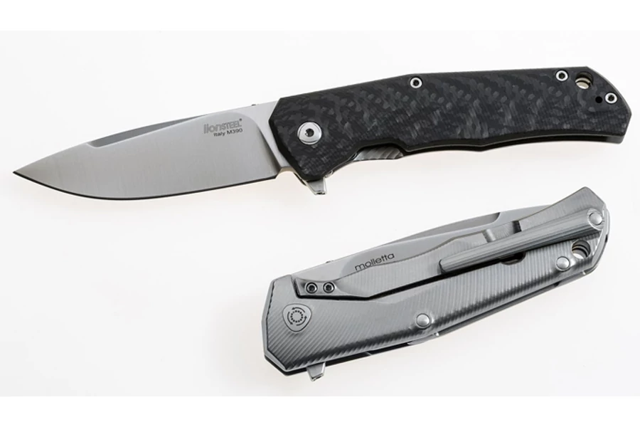 LionSteel T.R.E. Carbon Fiber EDC zsebkés

A T.R.E. sorozat a modern és letisztult stílusú EDC kések nagykövete. Semmi sallang, vagy felesleges csicsa. Csak a minimalista vonalvezetés és használhatóság prémium köntösbe csomagolva. Tökéletes választás a mi